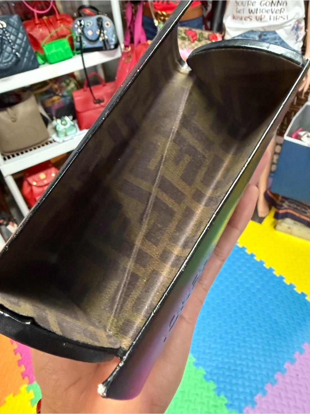 GIVEAWAY FENDI SUNGLASSES CASE - Picture 3 of 5